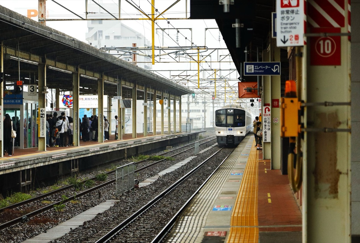 Bahnsteig an einem japanischen Bahnhof