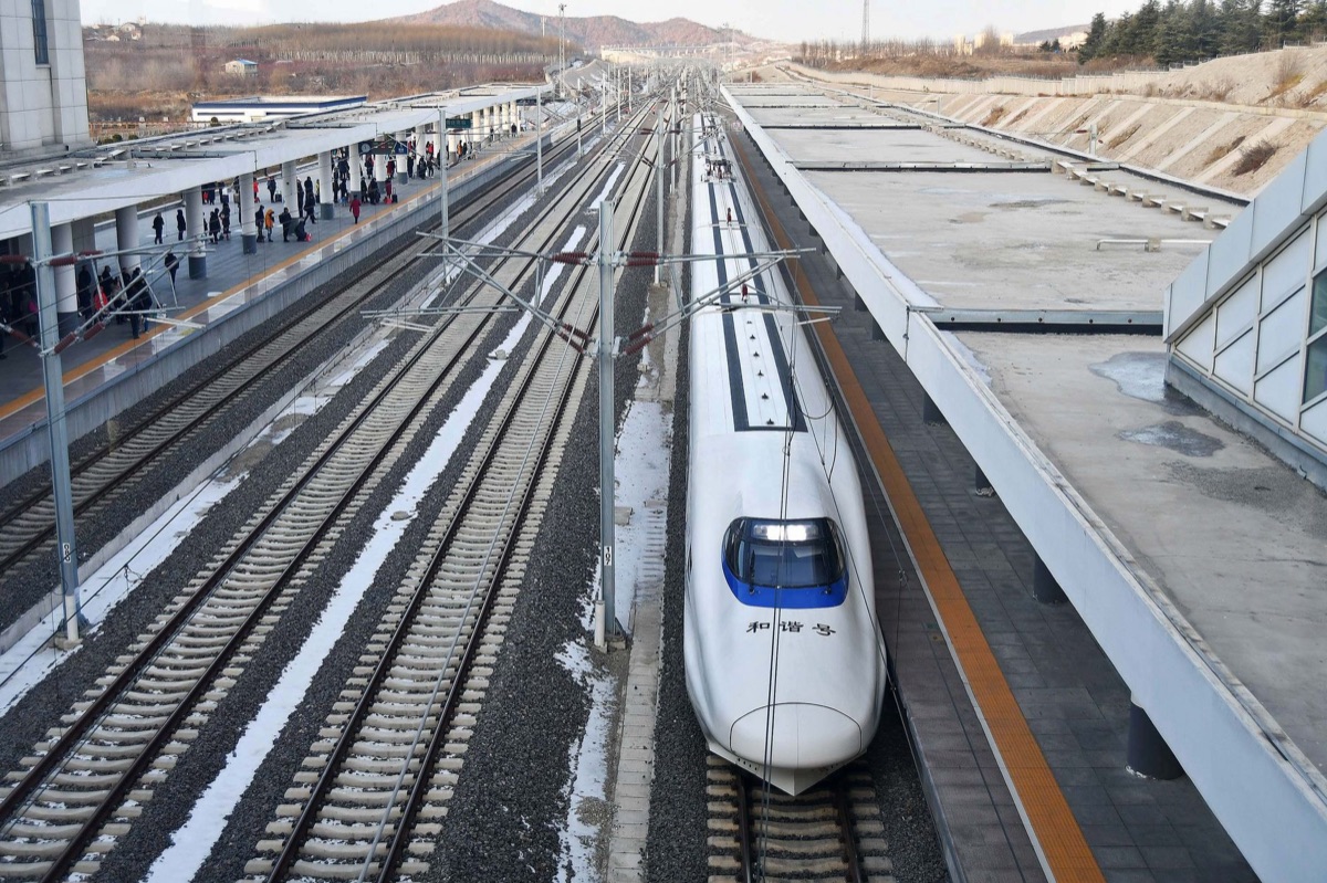 Vista aérea de las vías del tren bala en Japón.