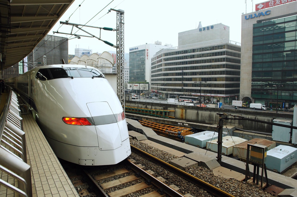 Treno proiettile giapponese su binari