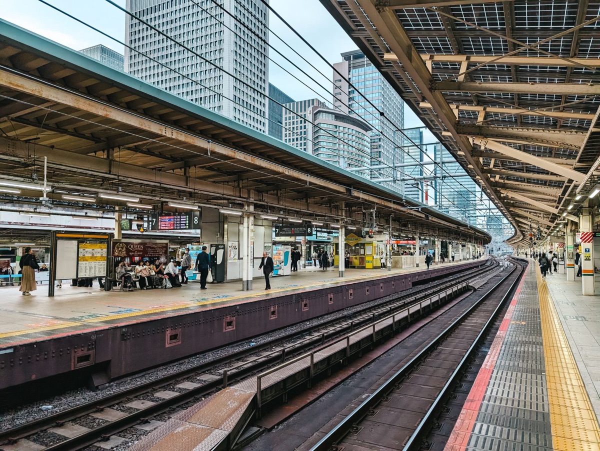 Japanische Bahnplattform mit Passagieren