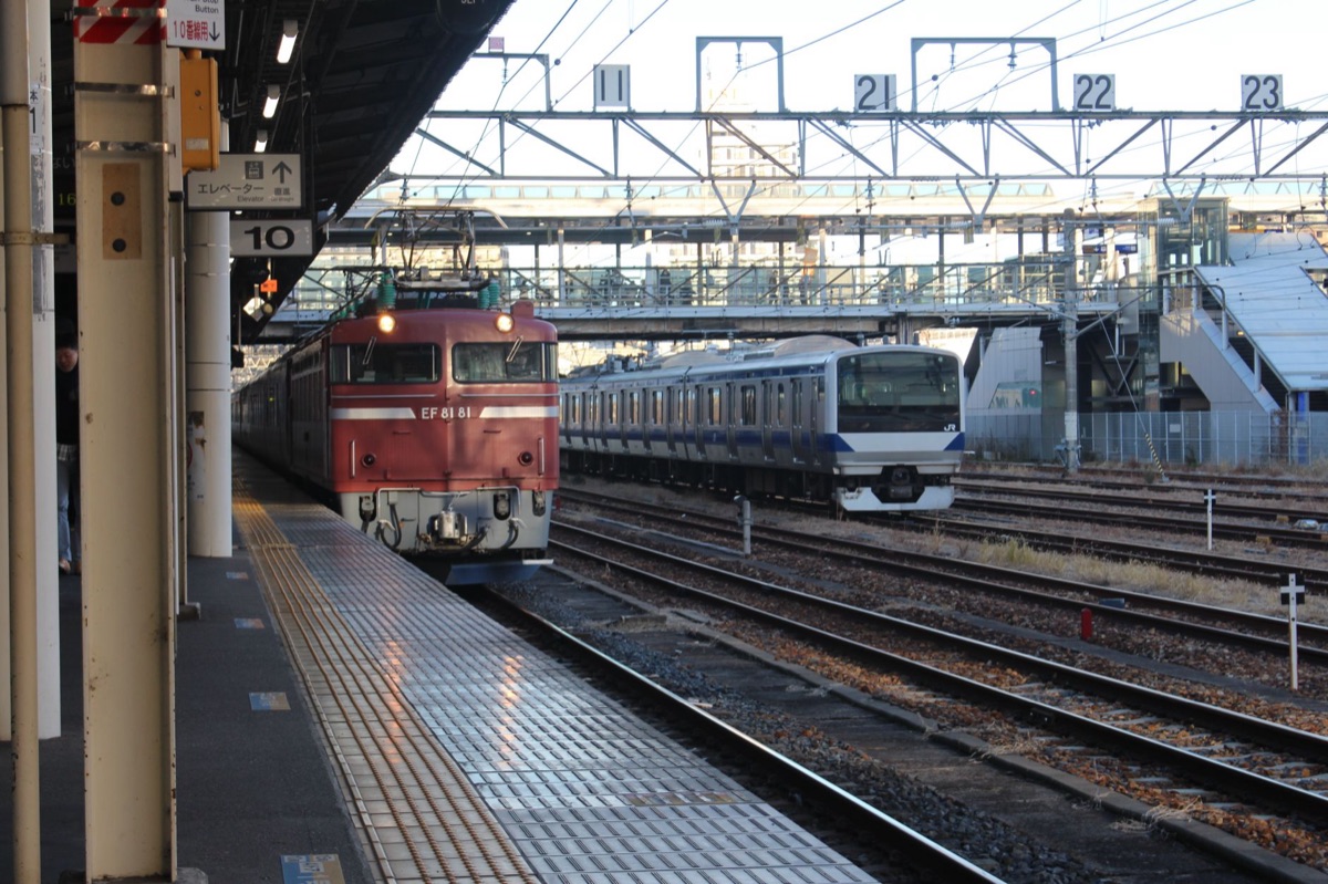 Shinkansen : l'extrait d'un train à haute vitesse en mouvement