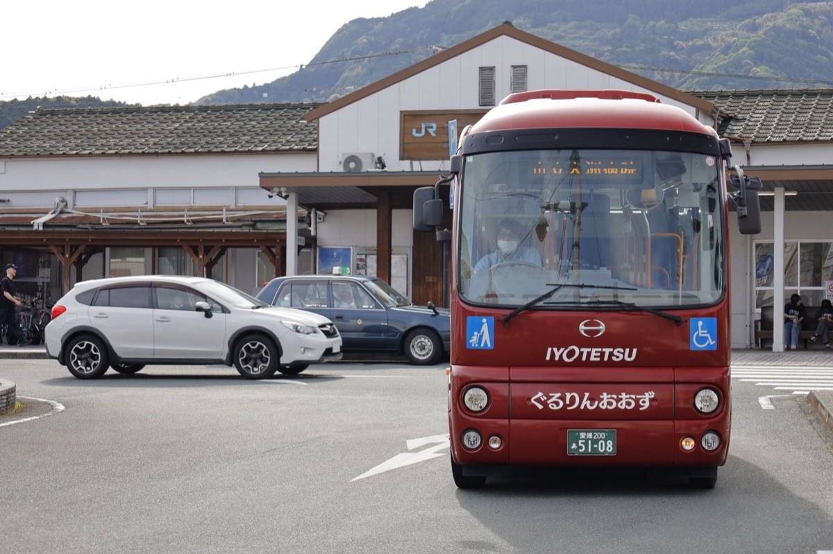 Red de trenes conectando ciudades y naturaleza en Japón